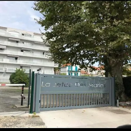 La Jetee Des Marins A 100 M De La Arcachon